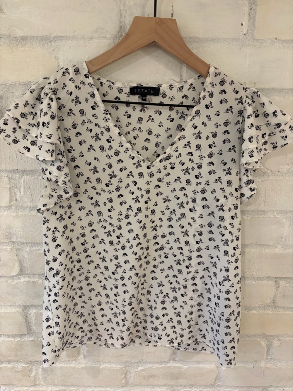 1. State White V-Neck Floral Flutter Sleeve Blouse
(B6)